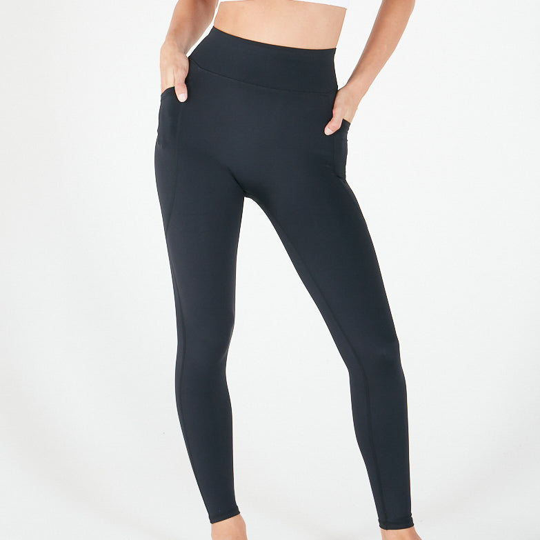 Dark blue high-waisted leggings with side pockets for everyday wear and a regular fit waistband